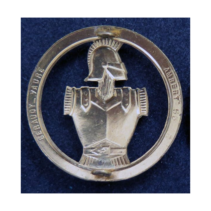 Insigne de béret du Génie sur son support noir