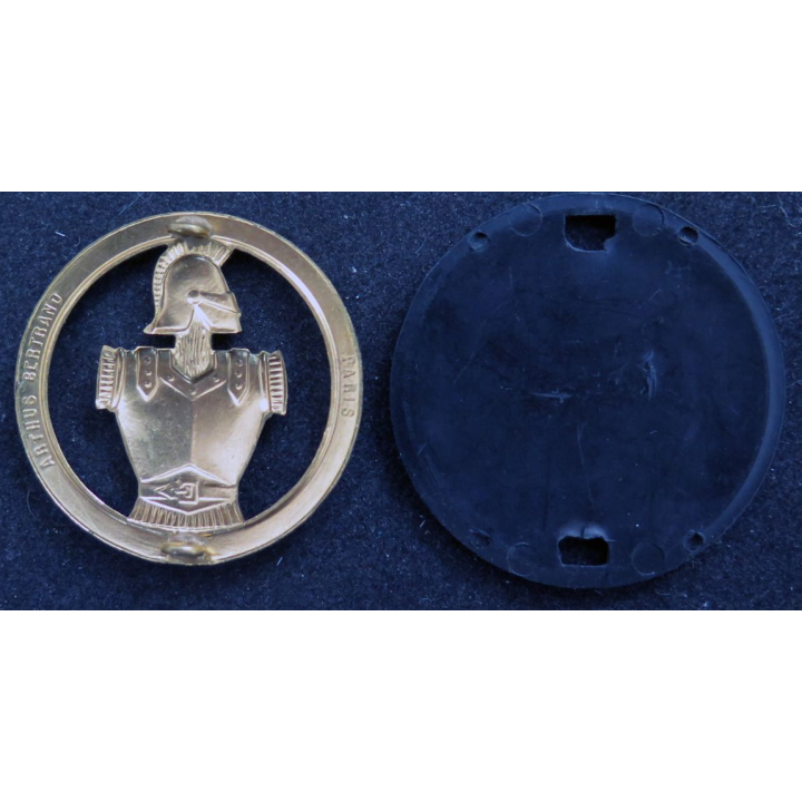 Insigne de béret du Génie sur son support plastique noir de fabrication Arthus Bertrand