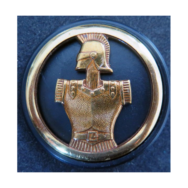 Insigne de béret du Génie sur son support plastique noir de fabrication Balme Saumur
