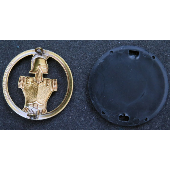 Insigne de béret du Génie sur son support plastique noir de fabrication Balme Saumur