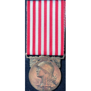 FRANCE : médaille commémorative de la Grande guerre 1914-1918 en bronze ruban défraichi