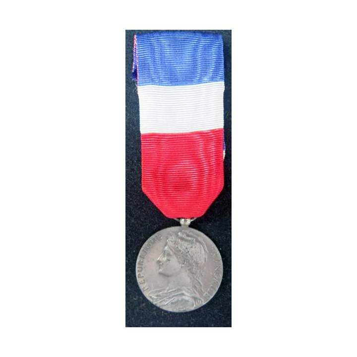 FRANCE : Médaille du travail du ministère du travail attribué à C. Halem 1987