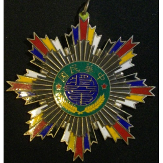 CHINE : médaille militaire chinoise  inconnue (Copie sur métal en émail) 