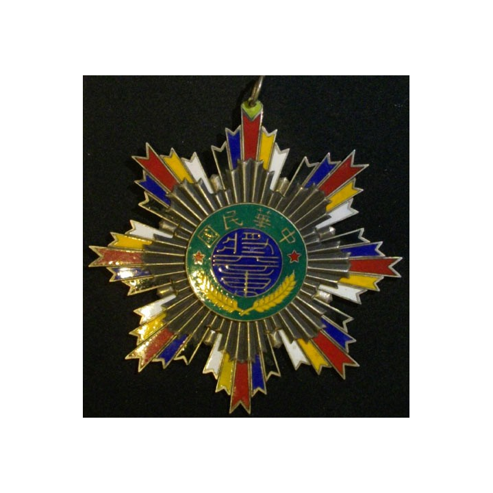 CHINE : médaille militaire chinoise  inconnue (Copie sur métal en émail) 