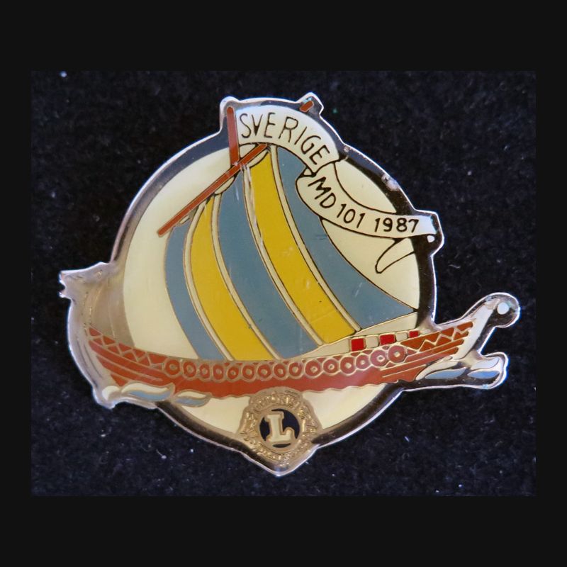 LC045 - insigne badge LIONS CLUB PIN JANUARY FEBRUAY MARCH 1990