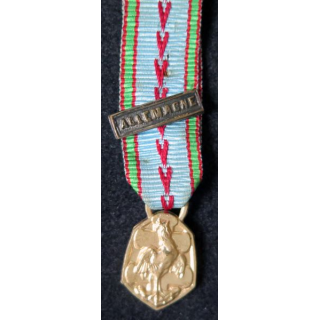 FRANCE : médaille miniature commémorative de la guerre 1939-1945 en bronze brillant