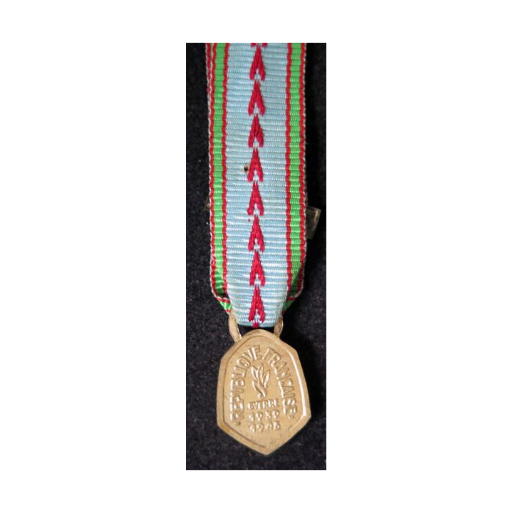 FRANCE : médaille miniature commémorative de la guerre 1939-1945 en bronze brillant