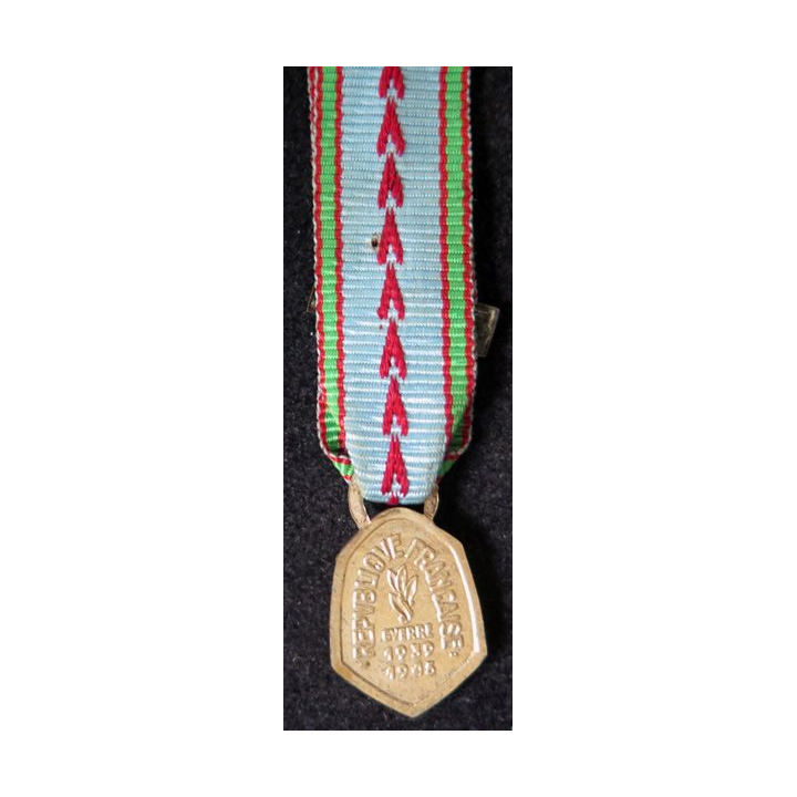 FRANCE : médaille miniature commémorative de la guerre 1939-1945 en bronze brillant