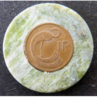 IRELAND : pièce de 1 penny ancré dans pierre locale Porte bonheur