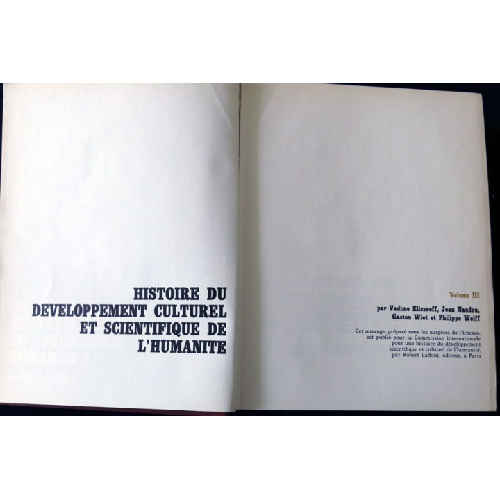 Histoire de l'Humanité volume III Moyen Age aux éditions  Robert Laffont