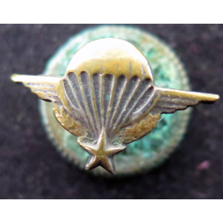 PARACHUTISTE : insigne de boutonnière sur vis représentant le brevet parachutiste en réduction 1 x 1,7 cm Drago