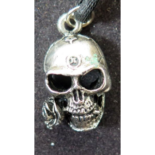 Collier avec un lacet portant une tête de mort 