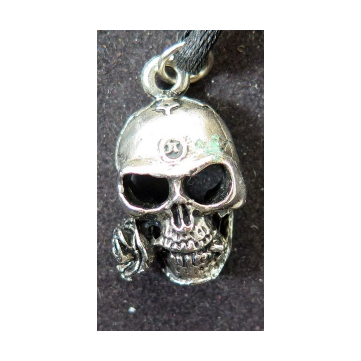 Collier avec un lacet portant une tête de mort 