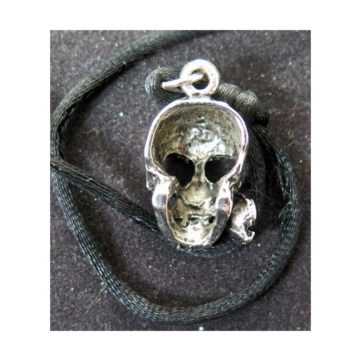 Collier avec un lacet portant une tête de mort 