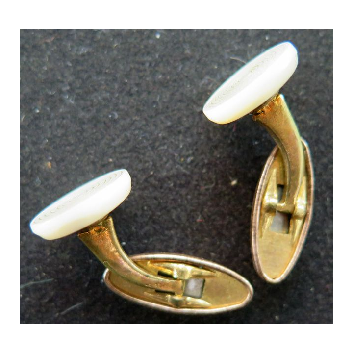 Paire de boutons en nacre et métal doré Vintage