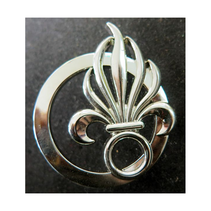 insigne de béret argenté de la Légion étrangère de fabrication Boussemart G. 3840