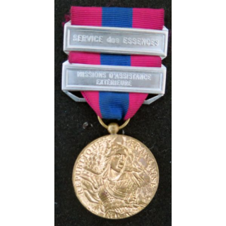 FRANCE : médaille de la défense nationale métal doré avec barrettes Service des Essences 