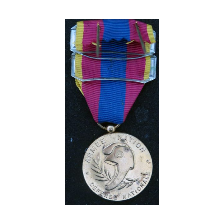 FRANCE : médaille d'or de la défense nationale métal doré avec barrettes Service des Essences 