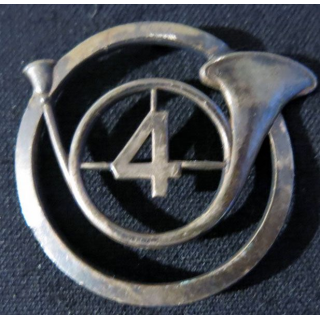 INSIGNE DE BÉRET : Insigne béret du 4° régiment de chasseurs fabrication Drago