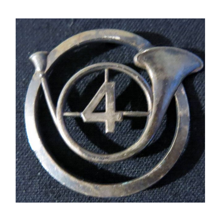 INSIGNE DE BÉRET : Insigne béret du 4° régiment de chasseurs fabrication Drago