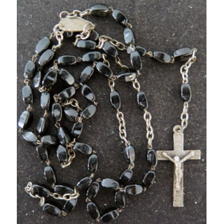 Chapelet en pierres noires dans vieil étui en cuir de Notre Dame du Chêne