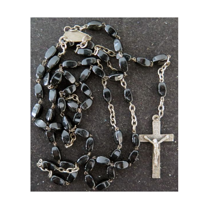 Chapelet en pierres noires dans vieil étui en cuir de Notre Dame du Chêne