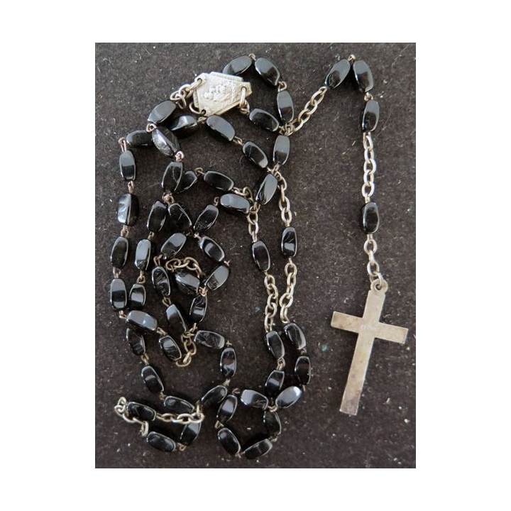 Chapelet en pierres noires dans vieil étui en cuir de Notre Dame du Chêne