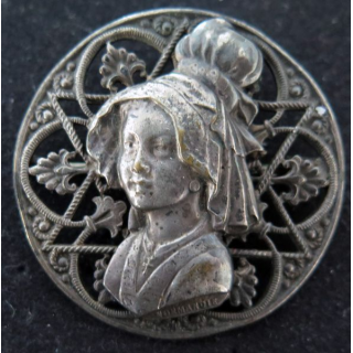 Broche en argent représentant une femmes coiffée