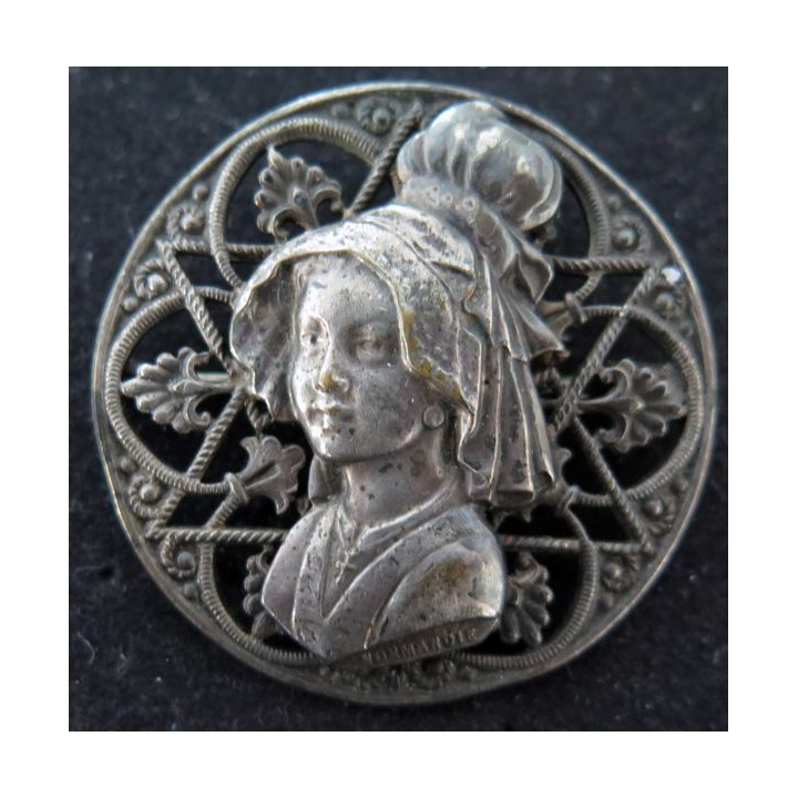Broche en argent représentant une femmes coiffée