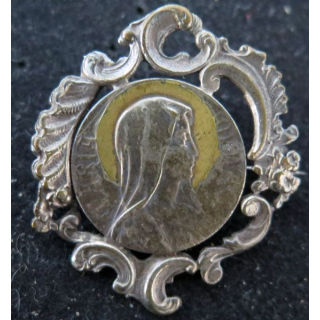 Broche en argent représentant Maria MMAC 