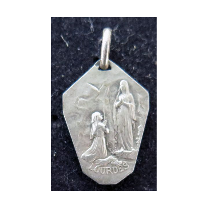 Médaille en métal argenté du Notre Dame de Lourdes largeur 1,2 cm