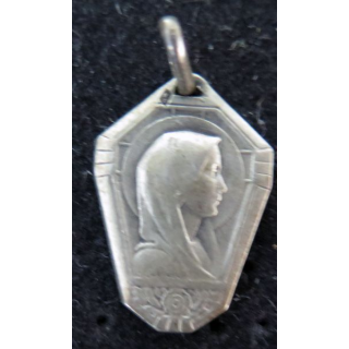 Médaille en métal argenté du Notre Dame de Lourdes largeur 1,2 cm