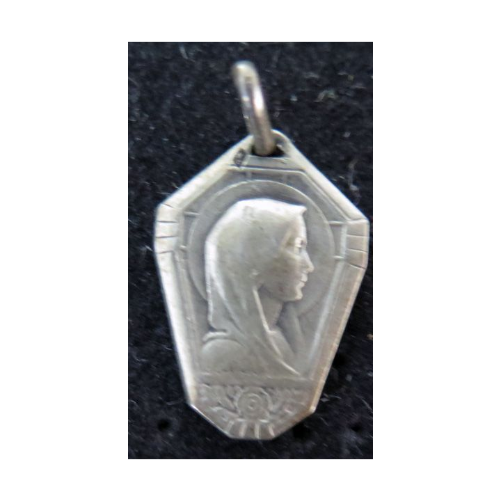 Médaille en métal argenté du Notre Dame de Lourdes largeur 1,2 cm