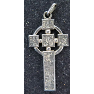 Croix en métal argenté avec pendentif aux motifs bretons hauteur 4 cm