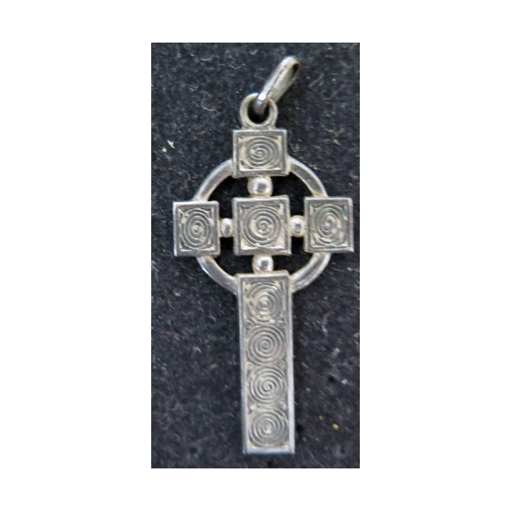 Croix en métal argenté avec pendentif aux motifs bretons hauteur 4 cm