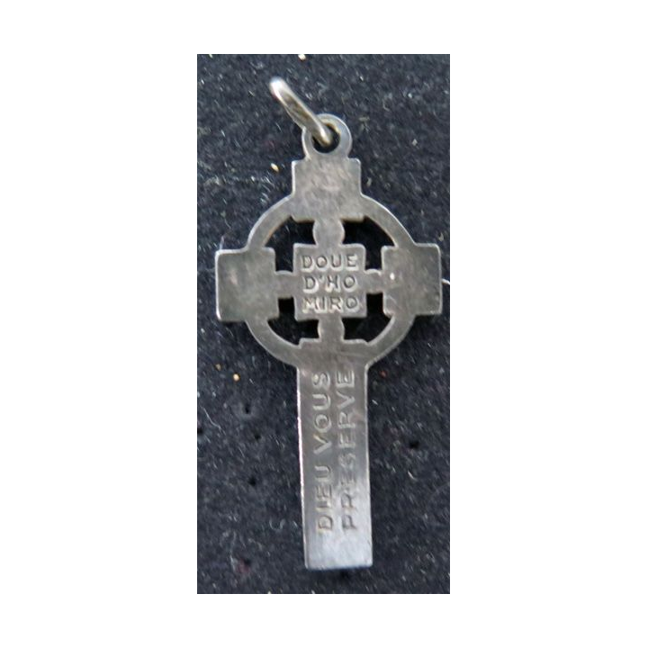 Croix en métal argenté avec pendentif aux motifs bretons hauteur 4 cm