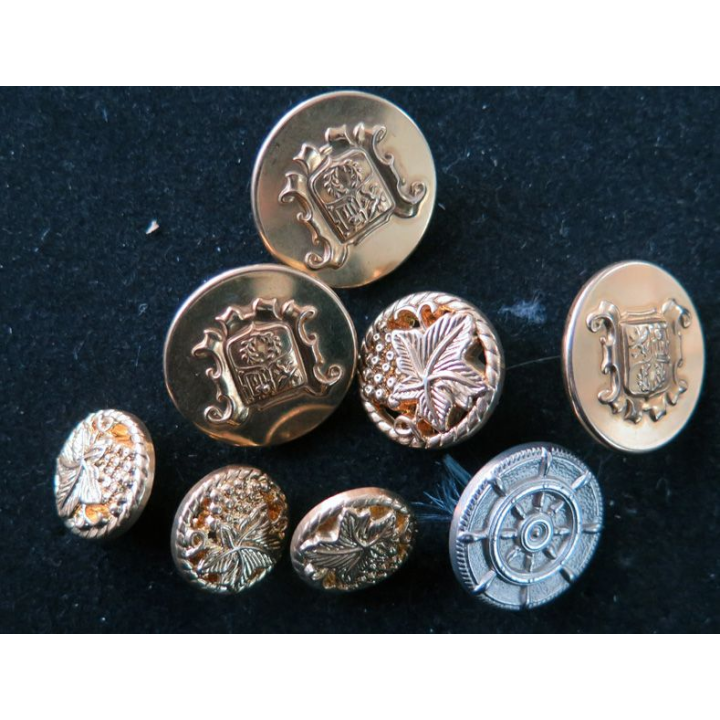 LOT divers de 8 boutons métal de 2 et 1,5 cm de diamètre