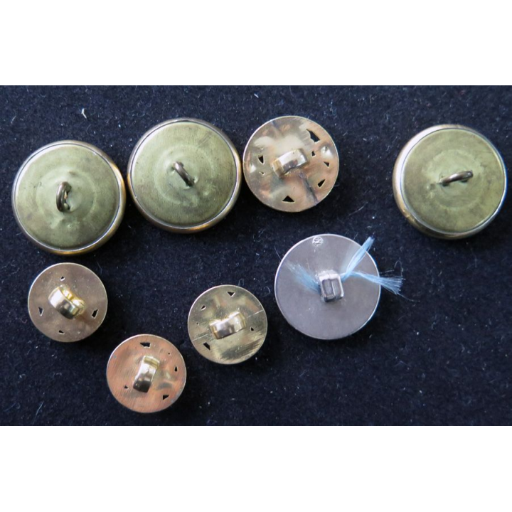 LOT divers de 8 boutons métal de 2 et 1,5 cm de diamètre