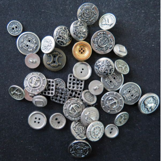 LOT divers de 40 boutons métal de 2,2 à 1,3 cm de diamètre