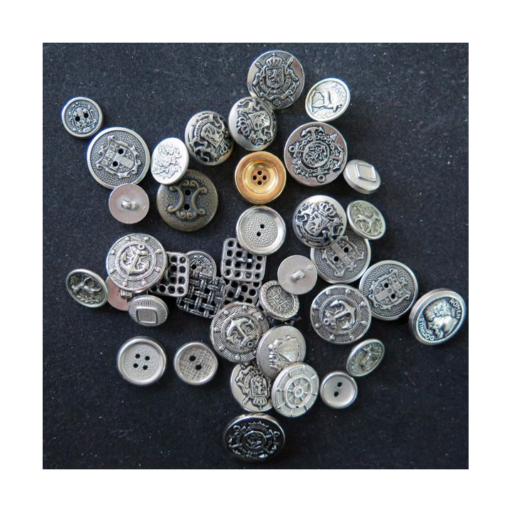 LOT divers de 40 boutons métal de 2,2 à 1,3 cm de diamètre