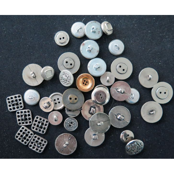 LOT divers de 40 boutons métal de 2,2 à 1,3 cm de diamètre