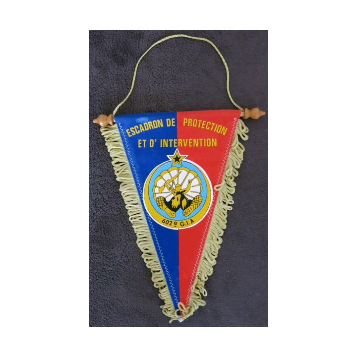 602° GIA : fanion de l'escadron de protection et d'intervention du 602° groupes d'infanterie de l'air 26 cm