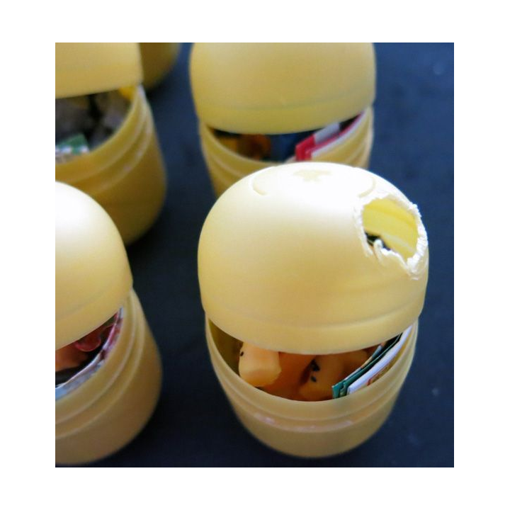 KINDER : Figurines à monter KINDER avec son oeuf  10 pièces