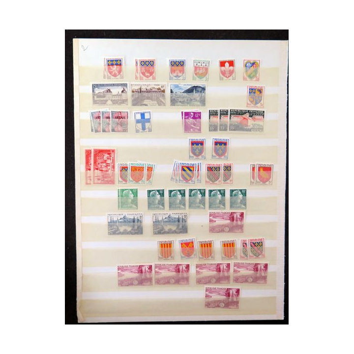 FRANCE : lot de 112 timbres neufs pour la plupart années 1941 - 1960