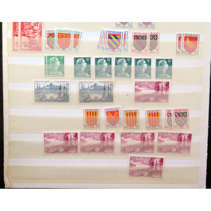 FRANCE : lot de 112 timbres neufs pour la plupart années 1941 - 1960