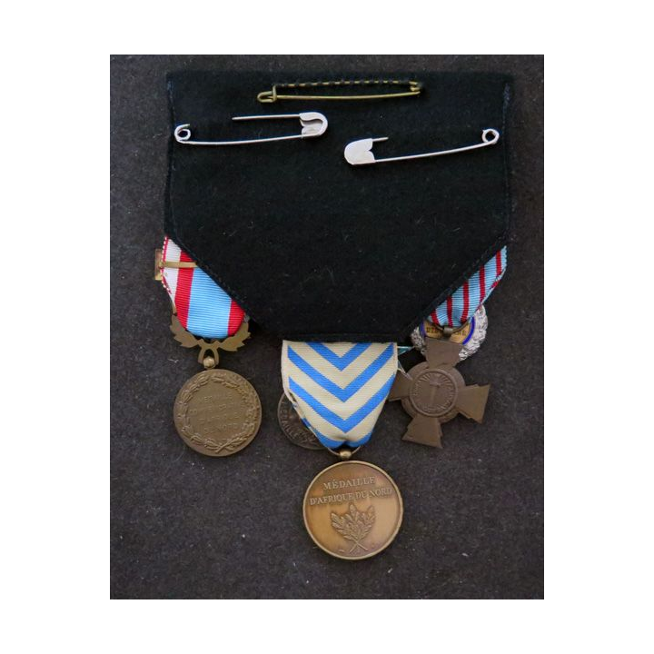 Placard de 7 médailles (barrettes Moyen Orient, Madagascar et Algérie) avec 2 citations