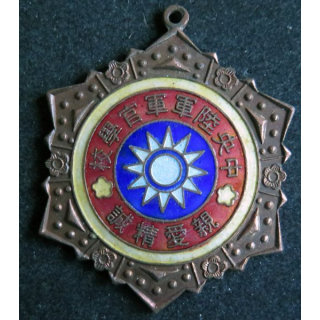 CHINE : médaille émaillée de l'académie des cadres sans ruban