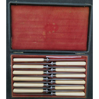 Coffret de 12 couteaux de l'Hôtel MARQUIS 338 Rue Saint Honoré  manche en corne