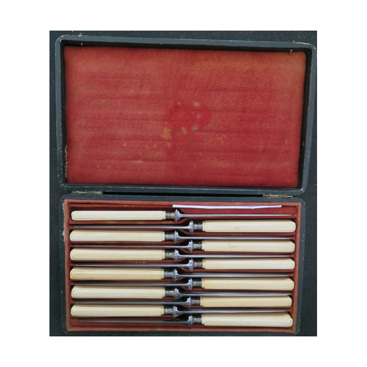 Coffret de 12 couteaux de l'Hôtel MARQUIS 338 Rue Saint Honoré  manche en corne
