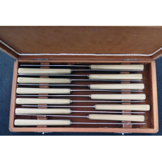 Coffret de 12 couteaux en corne de longueur 23 cmonoré  manche en corne (ou Ivoire ?)